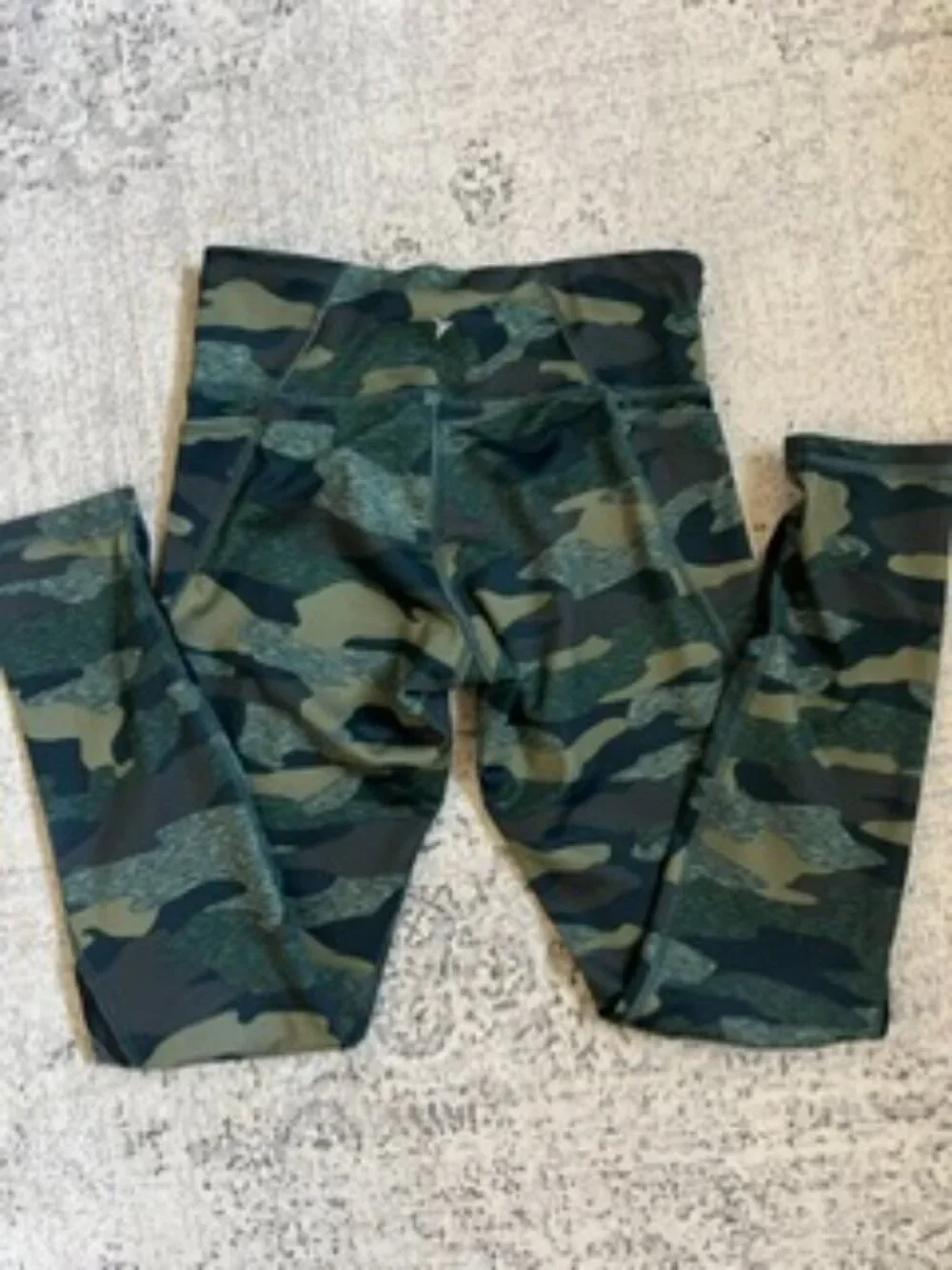 🧡3/15 Old Navy Active Camo Leggings L(10-12)